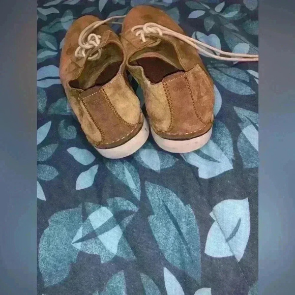 Toms shoe size 8M the material looks like suede it is a used shoe - Picture 7 of 8